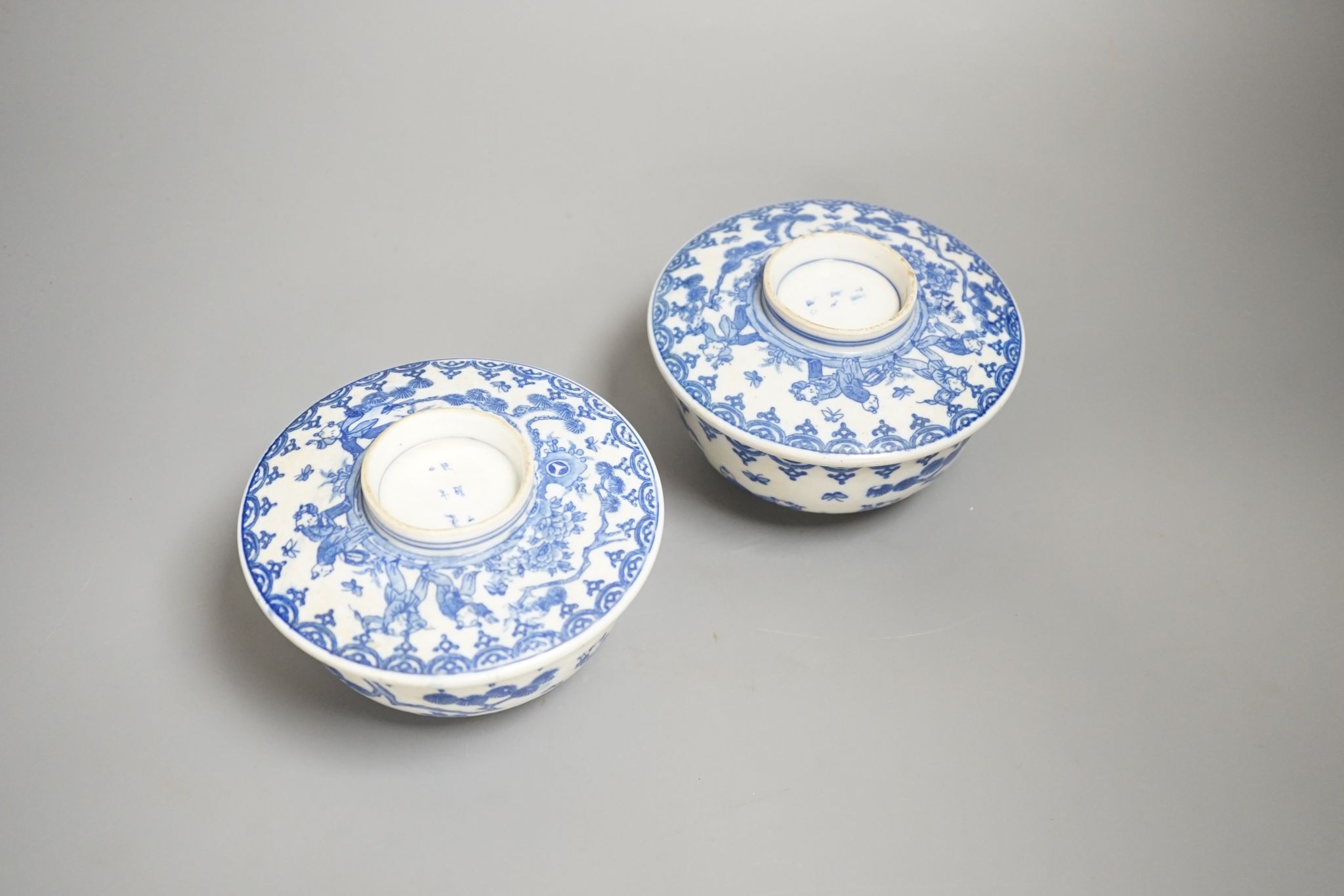 A pair of Japanese underglaze blue rice dishes and covers, Cover 13 cms diameter.